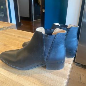 Nisolo Black Chelsea Commuter Boot with rubber sole - size 8.5